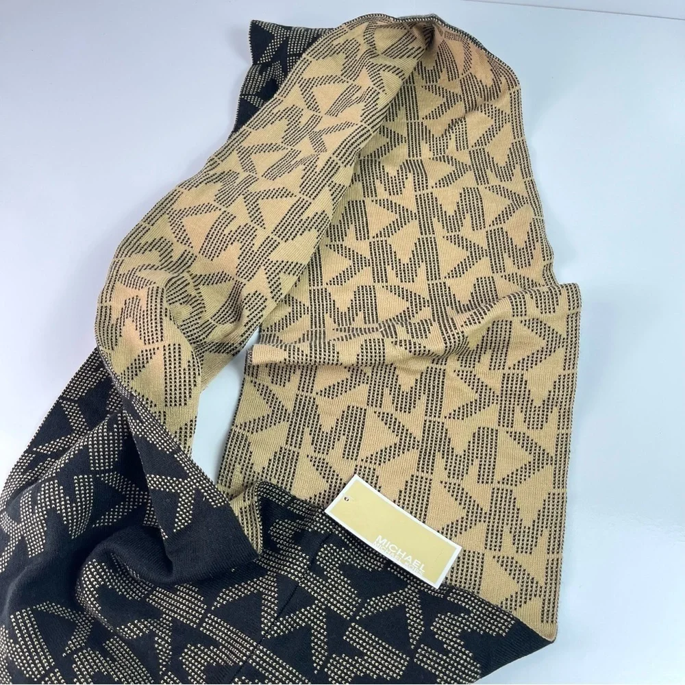 Michael Kors versatile can